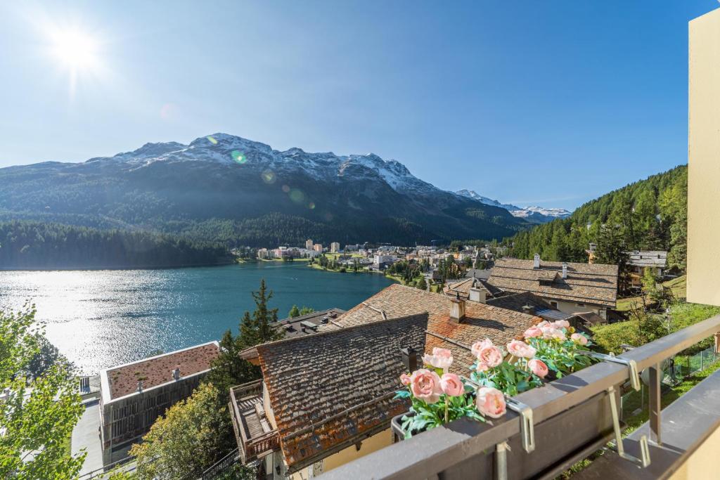 uma vista para uma cidade com um lago e montanhas em Chesa Bellavista - St. Moritz em St. Moritz