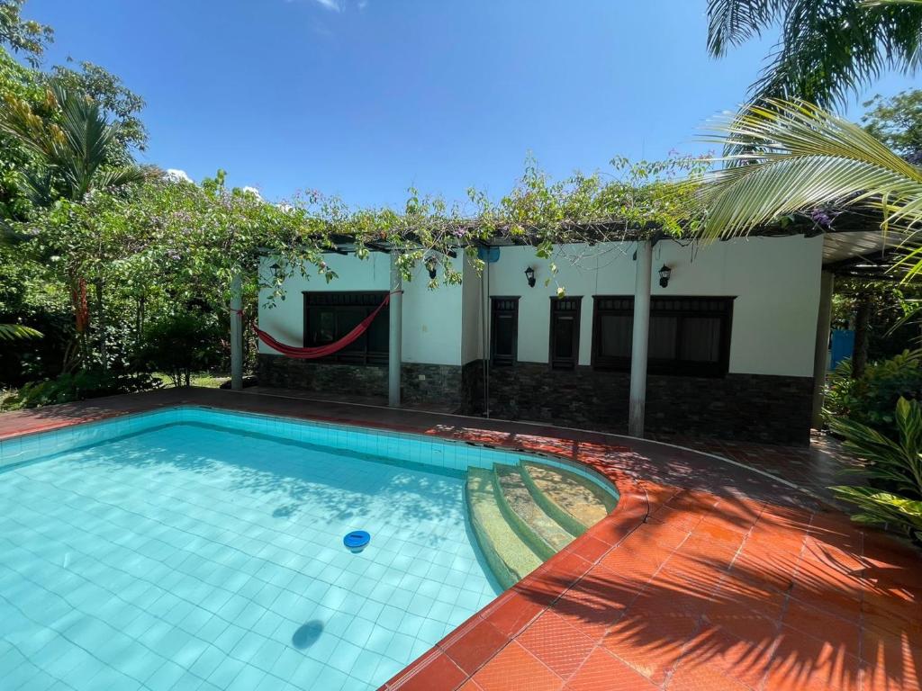 una piscina frente a una casa en Catleya Cabaña Campestre, en Villavicencio