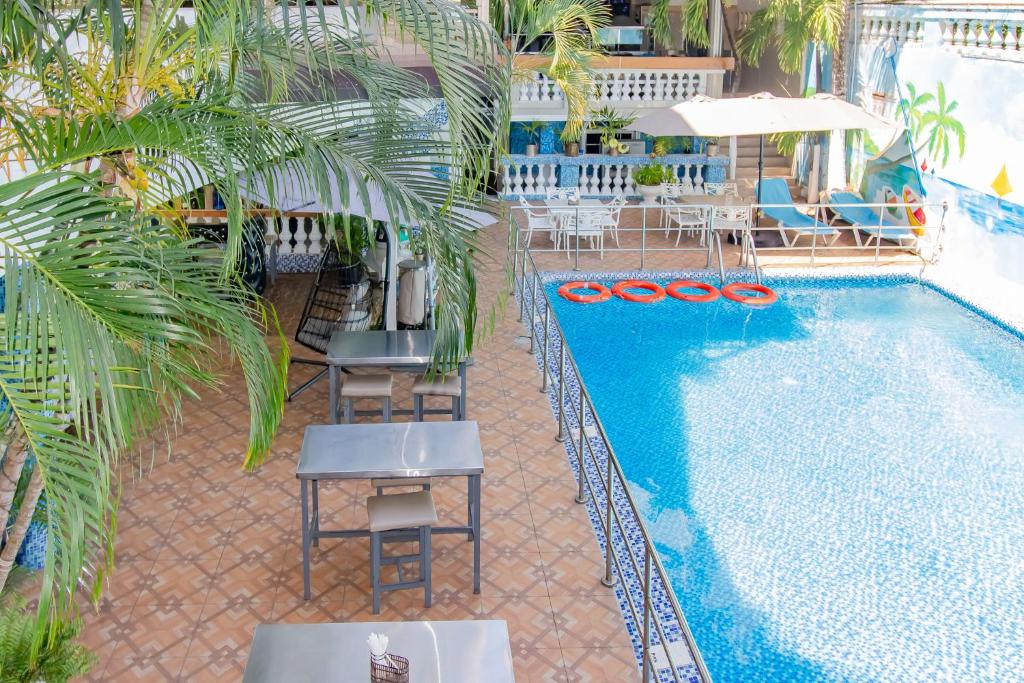 an overhead view of a swimming pool with tables and chairs at Hotel La Casona Dorada in Santo Domingo