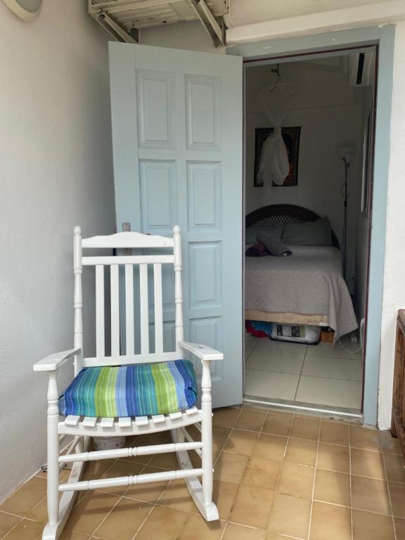 Postel nebo postele na pokoji v ubytování Akunamatata Guest House Grand Case