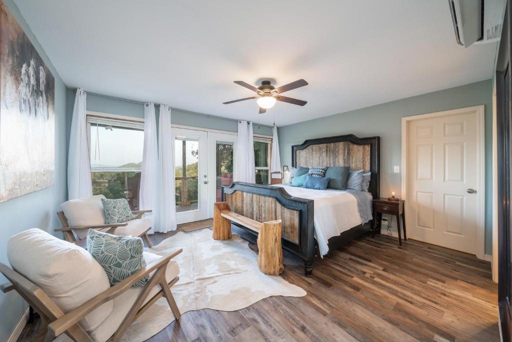 een slaapkamer met een bed en een plafondventilator bij Misty Mountain Cabin Spectacular Scenic Escape by Caddo River in Glenwood