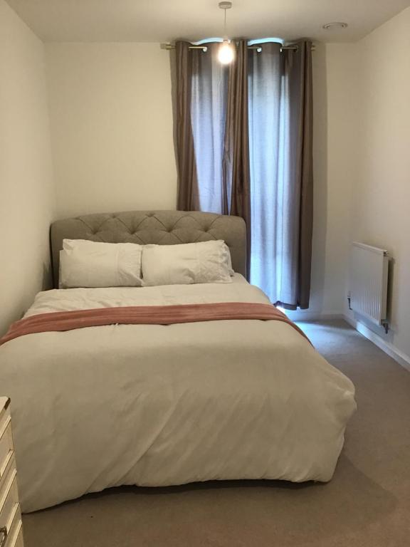 Llit o llits en una habitació de En-suite Double Room in an apartment close to central London
