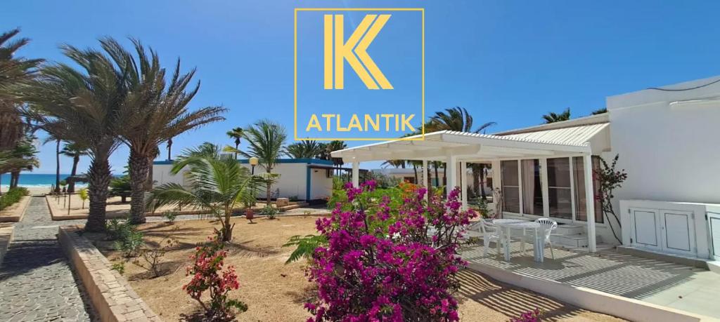 una casa con un cartel que diga k at atantis en KatlantiK Villa Deluxe en Sal Rei