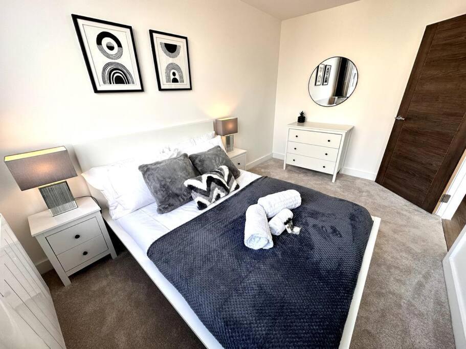 um quarto com uma cama grande e 2 almofadas em Luxury 1 Bedroom Apartment in Old Trafford em Manchester