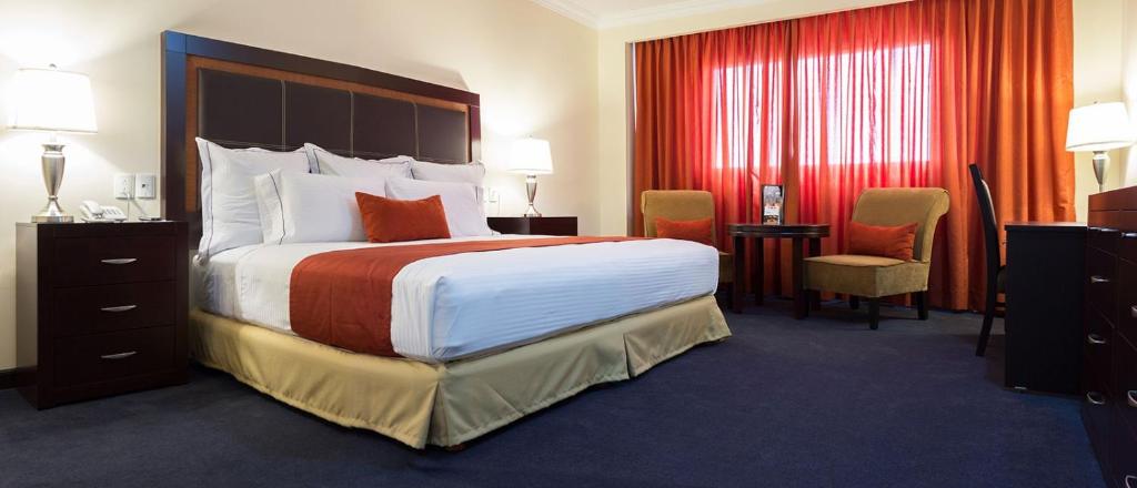 Cette chambre comprend un grand lit et un bureau. dans l'établissement Hotel Two Select, à Culiacán