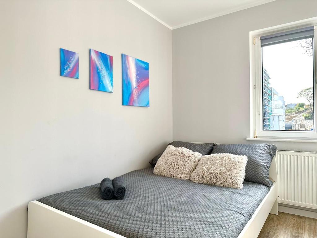 une chambre avec un lit dans une chambre avec une fenêtre dans l'établissement MMRent Bubble Room, à Gdańsk
