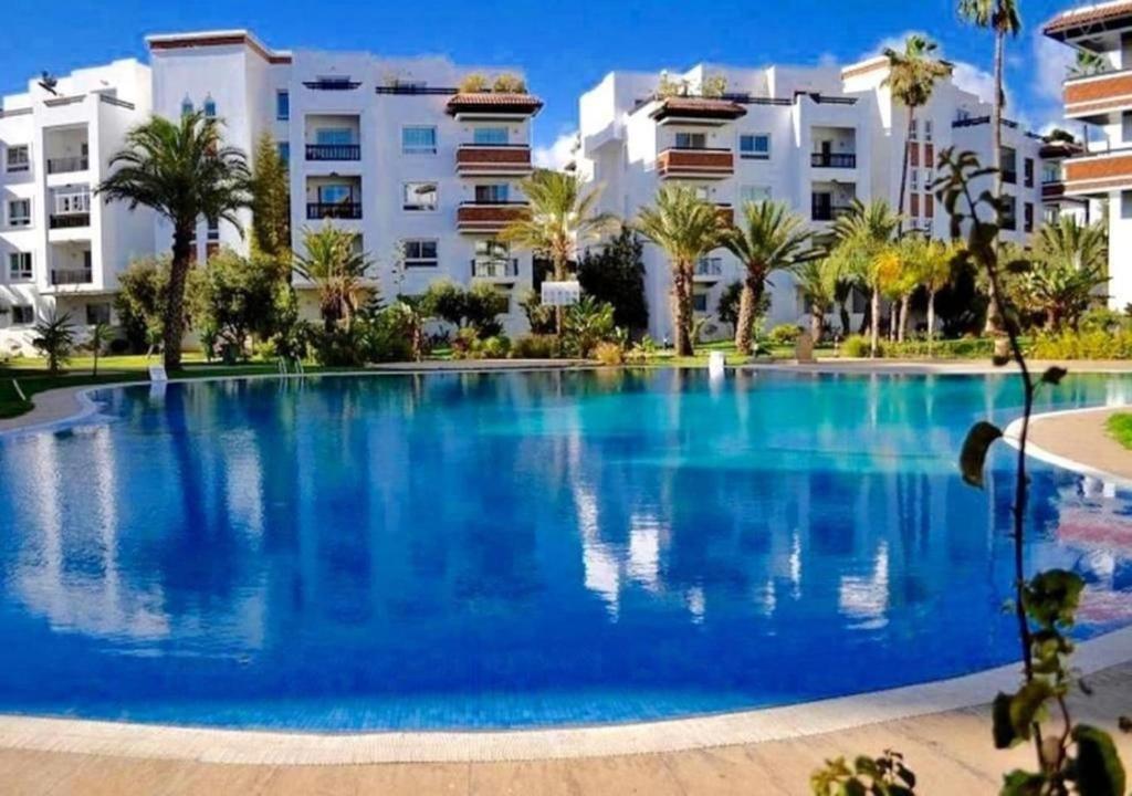 une grande piscine en face d'un bâtiment dans l'établissement marina agadir, à Agadir
