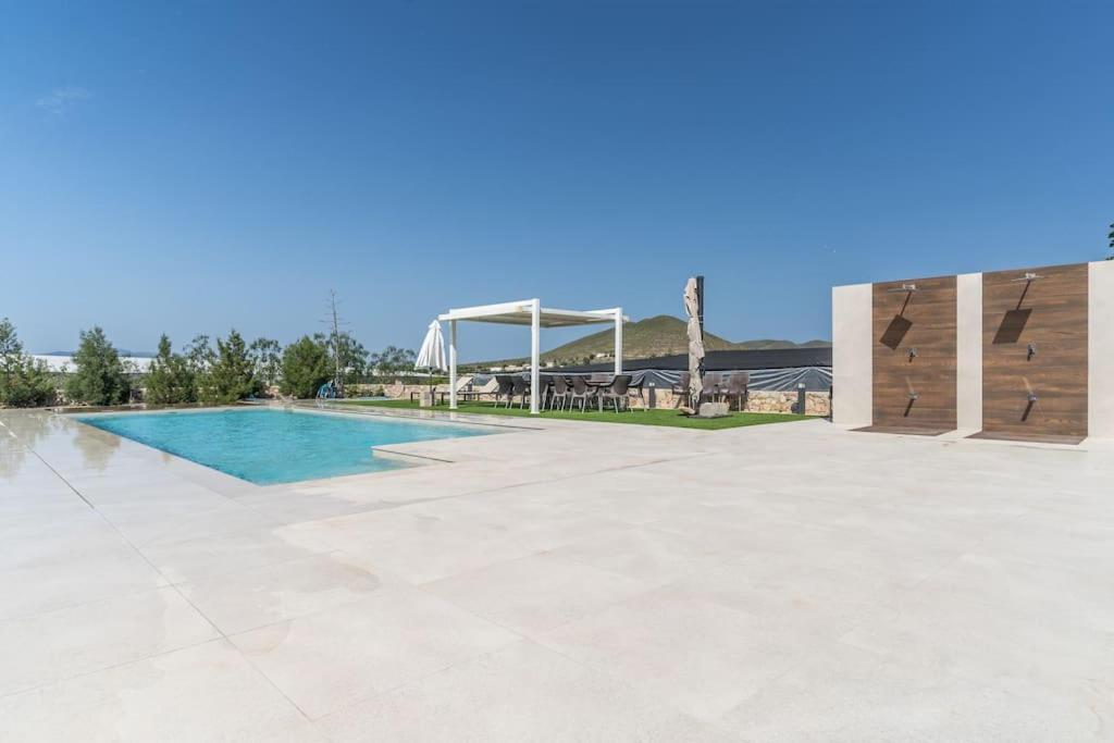 een leeg zwembad met een achtbaan bij Villa de fernan Pérez in Níjar