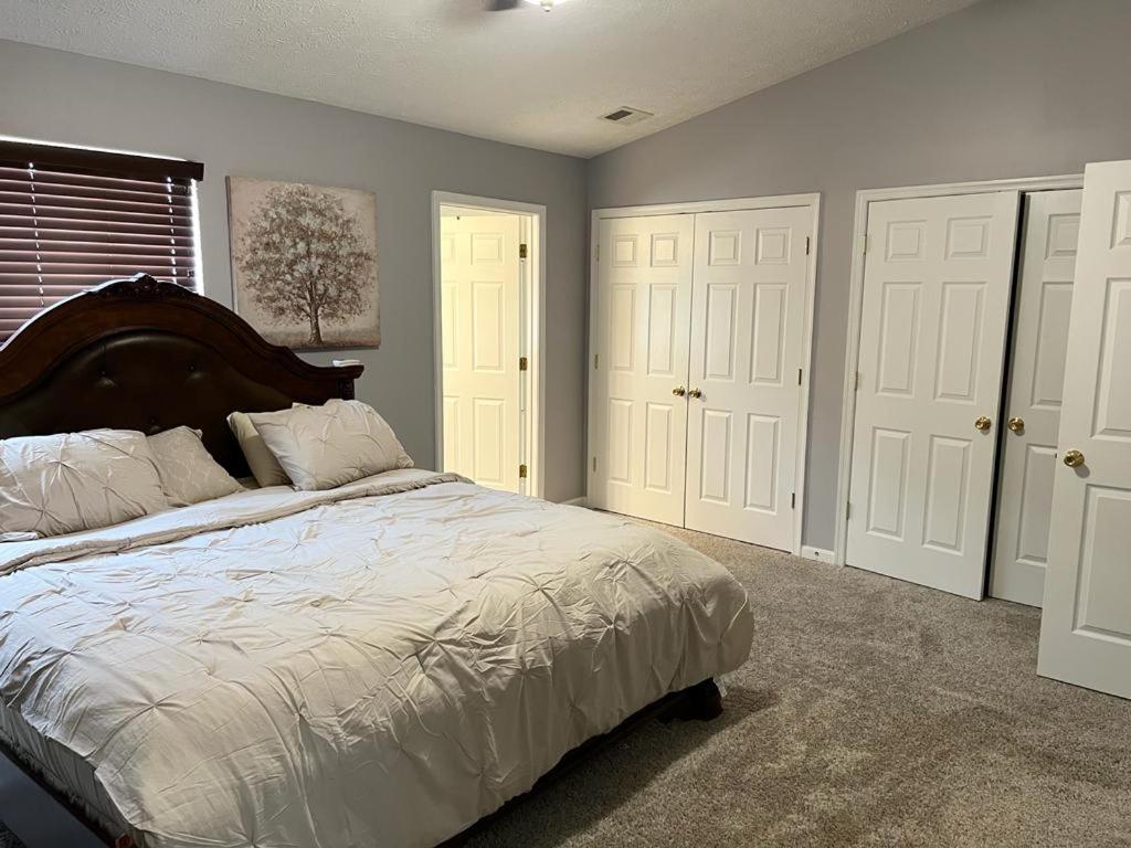 Una cama o camas en una habitación de Beautiful 3-bed home