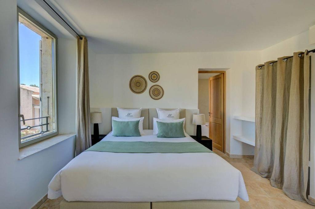 Postel nebo postele na pokoji v ubytování Domaine de Privadière & Spa