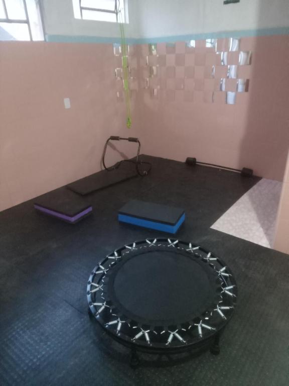 een kamer met een zwarte tafel en een zwarte vloer bij Casa de Portas para Frente in Vitória