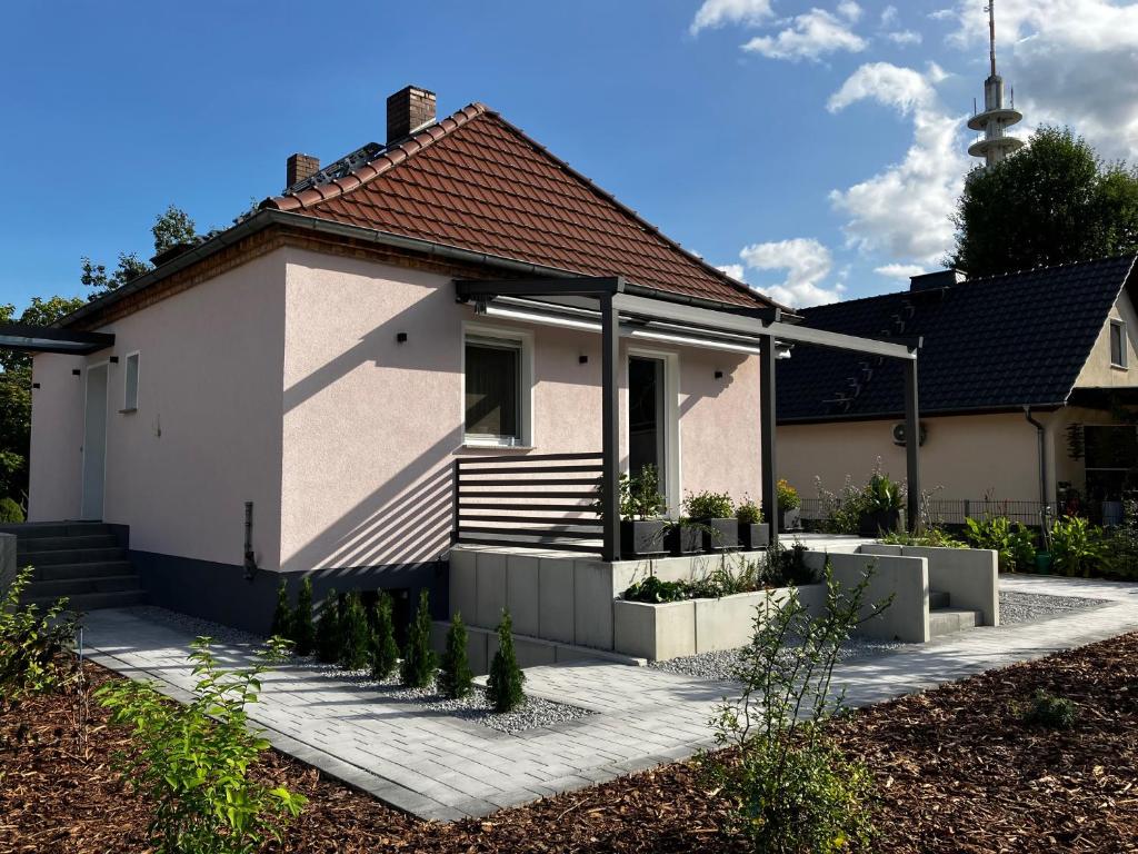 una casa blanca con un jardín delante de ella en Ferienhaus Albertus en Cottbus