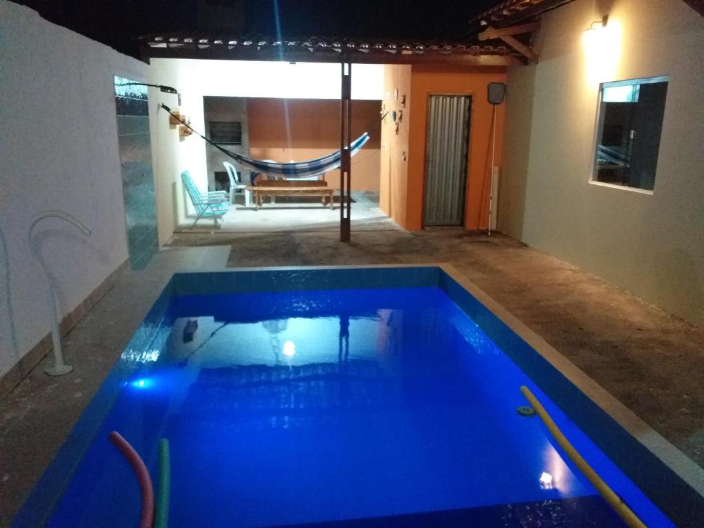 una piscina con una hamaca en una casa en Pousada Valley House, en Piranhas