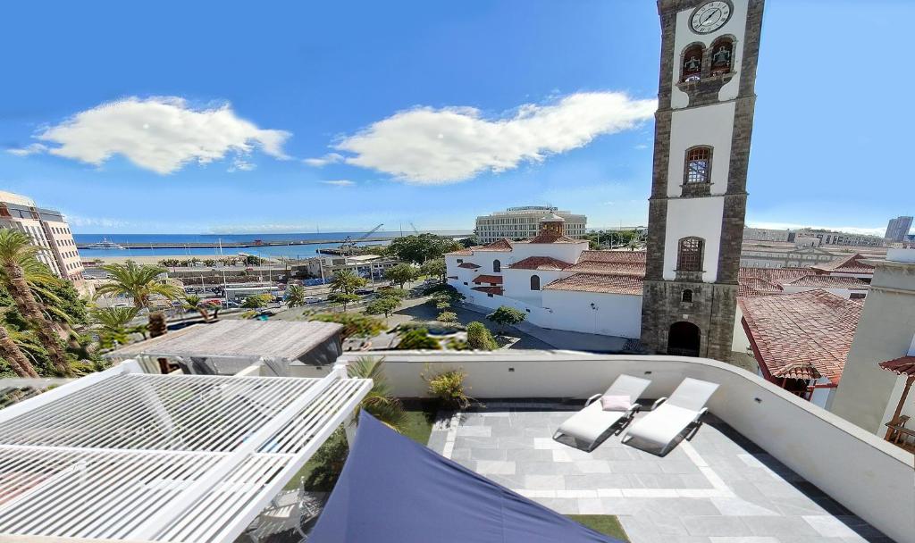 a view of a clock tower on a building at Terraza del Atlántico, un oasis en la ciudad in Santa Cruz de Tenerife