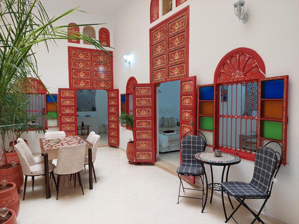 een eetkamer met een tafel en stoelen bij Riad Maya in Rabat