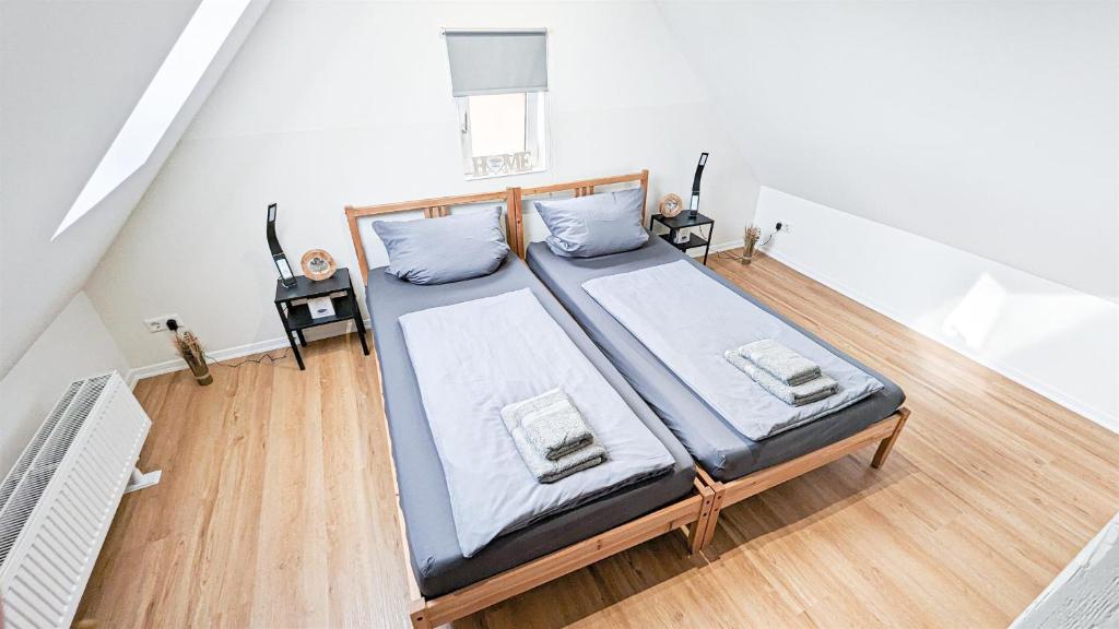 - une chambre avec un lit et 2 oreillers dans l'établissement ALFA Stuttgart 3BR 5 Beds Netflix INET EBK Wasen, à Stuttgart