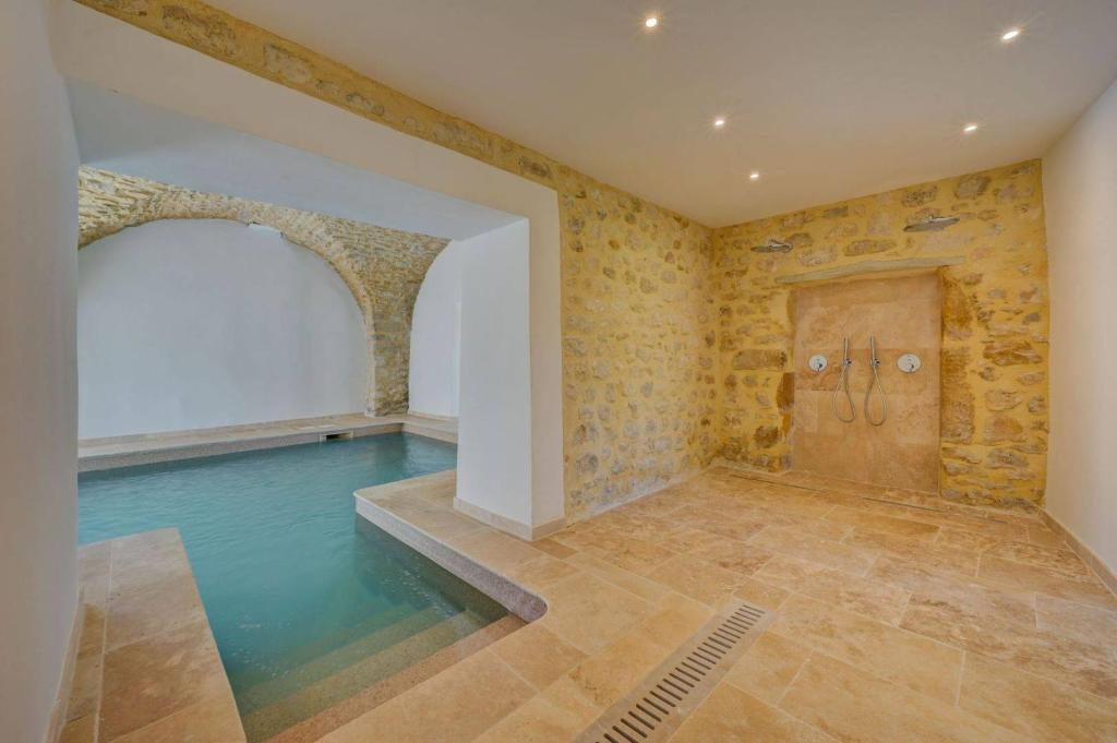 Bazén v ubytování Domaine de Privadière & Spa nebo v jeho okolí