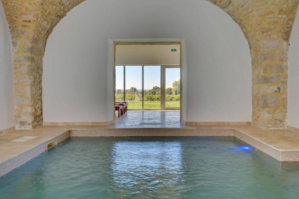 Bazén v ubytování Domaine de Privadière & Spa nebo v jeho okolí