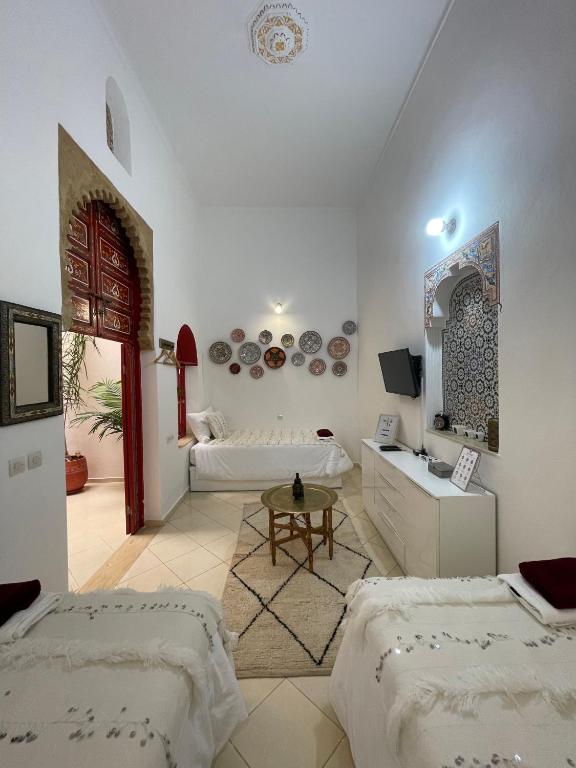 Een bed of bedden in een kamer bij Riad Maya