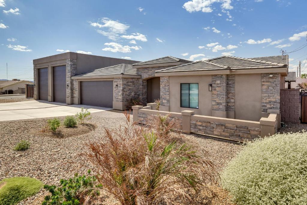 Lake Havasu City Home with Patio and Outdoor Kitchen!, Lake Havasu City