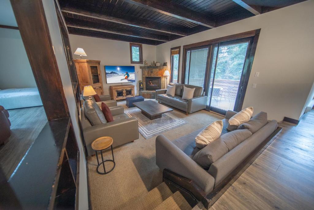 Μια τηλεόραση ή/και κέντρο ψυχαγωγίας στο Tennis Townhomes 1323 by SummitCove Lodging