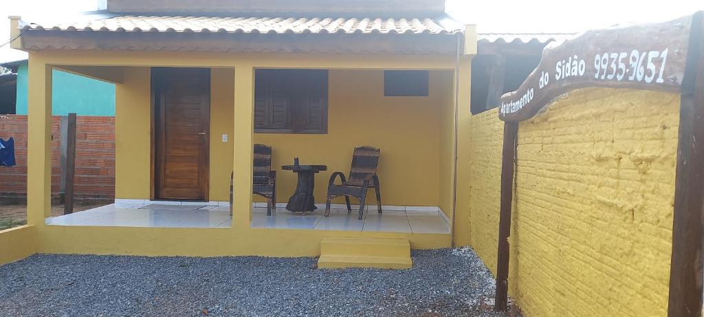 un modèle de maison avec une table et une chaise dans l'établissement Pousada do Sidão, à Estivado