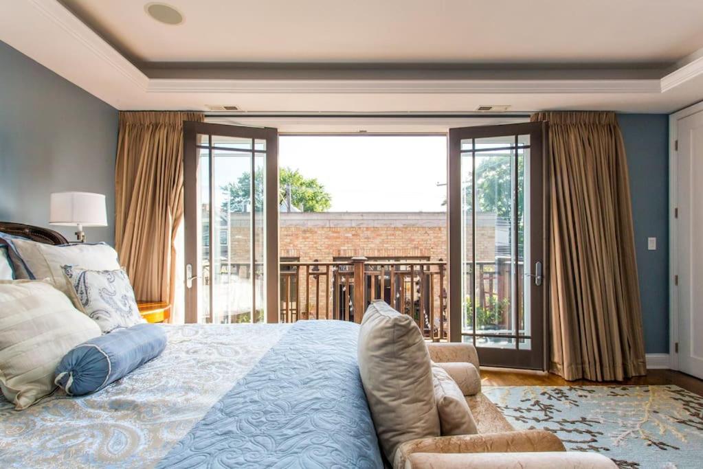 1 dormitorio con 1 cama grande y balcón en Featured in Chicago Socials Most Luxurious Airbnbs, en Chicago