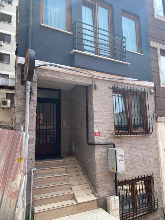 un edificio con escaleras que conducen a una puerta en Istanbul Hub Flats, en Estambul