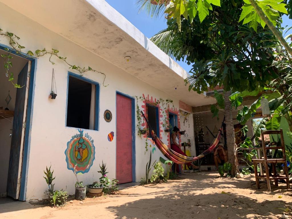 una casa con un'amaca all'esterno di Hostel Flor da Vida a Canoa Quebrada