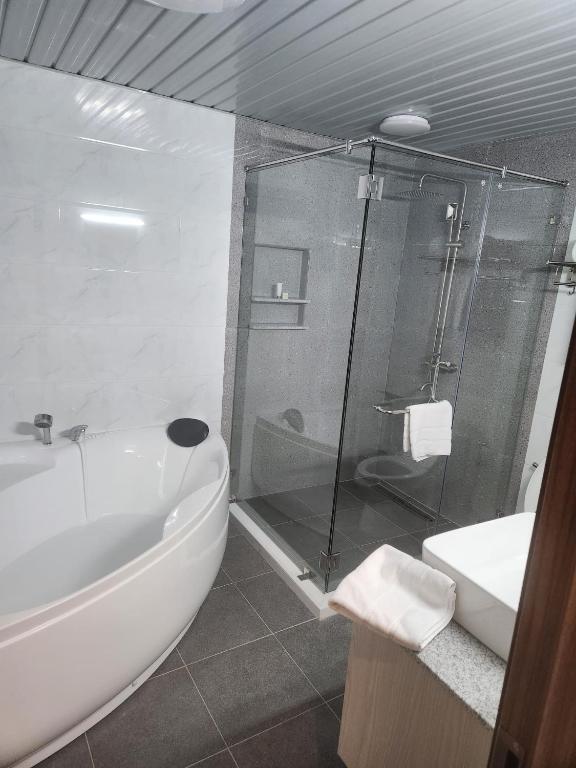 Koupelna v ubytování LaGrande Residence Shower & Bath 10th FLR Unit