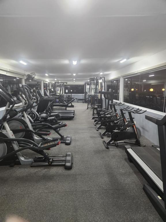 Fitness centrum a/nebo fitness zařízení v ubytování LaGrande Residence Shower & Bath 10th FLR Unit