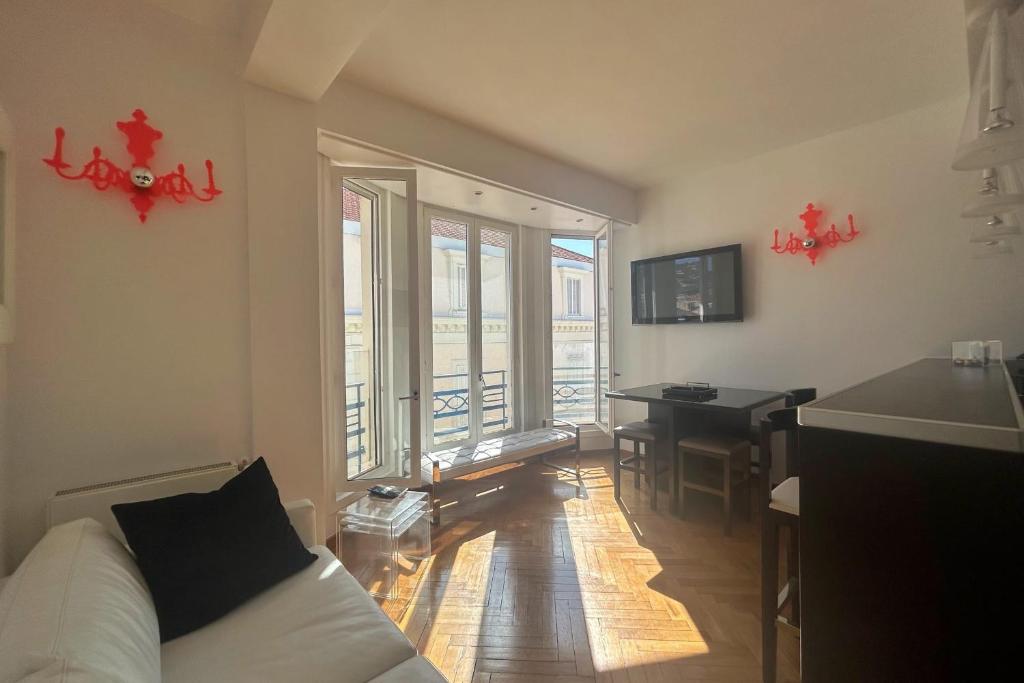 un salon avec un canapé blanc et une table dans l'établissement Haven of peace overlooking the Croisette, à Cannes