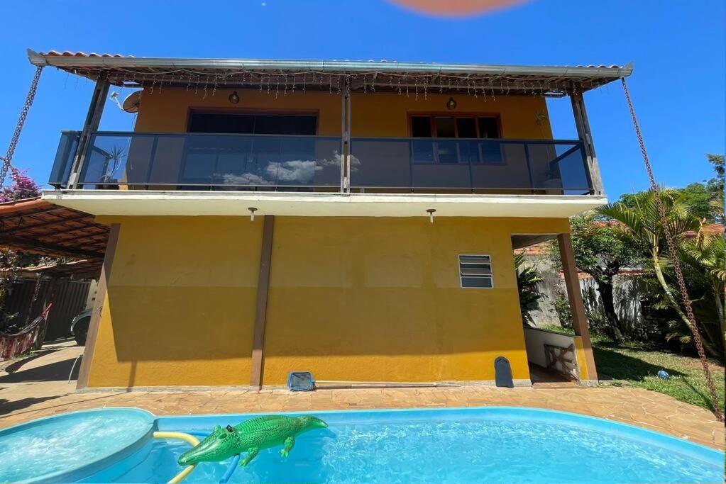 una casa con un pez frente a una piscina en Casa Lazer&Tranquilidade @lazer.tranquilidade en Brumadinho