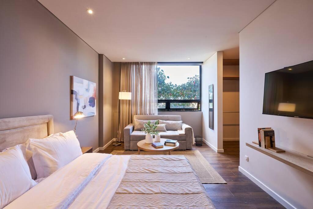 una camera d'albergo con un grande letto e un soggiorno di caluce hab 405 by letoh a Chía