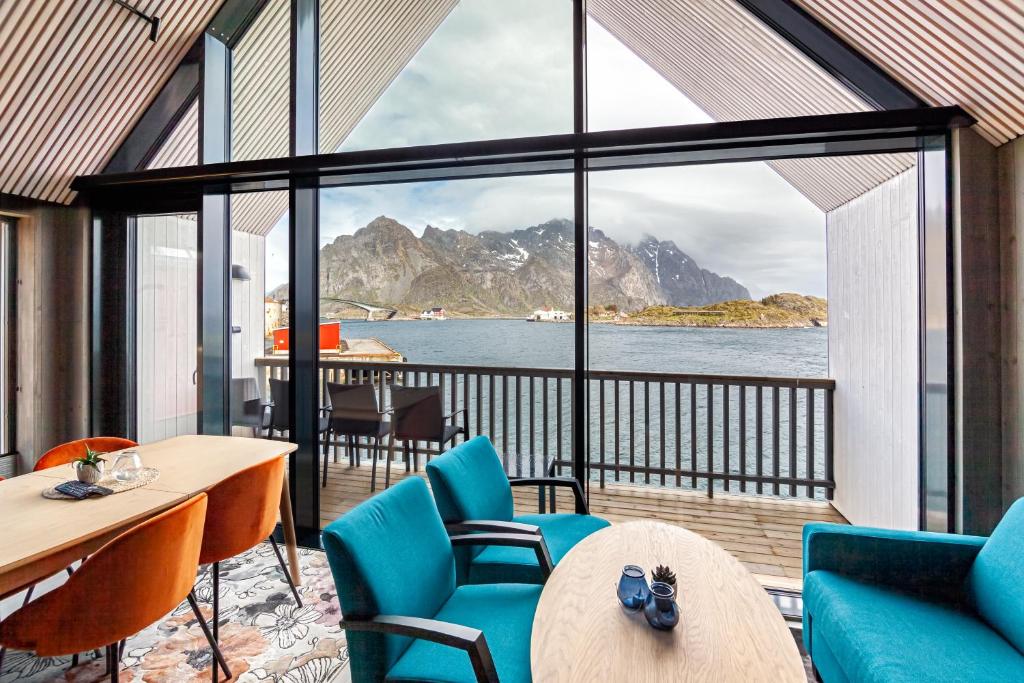 ヘニングスヴァールにあるBryggeleilighet i Henningsværの水と山の景色を望む客室