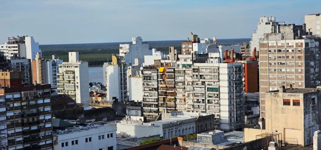 Blick auf eine Stadt mit hohen Gebäuden in der Unterkunft Atractivo in Rosario