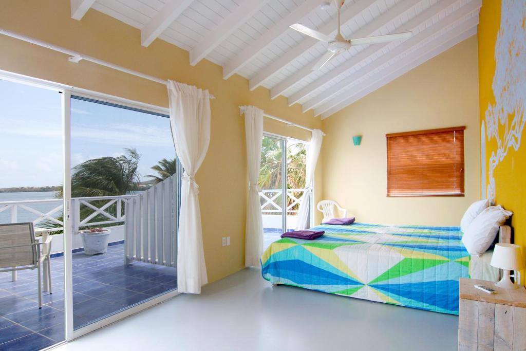 Una cama o camas en una habitación de Marazul Dive Resort