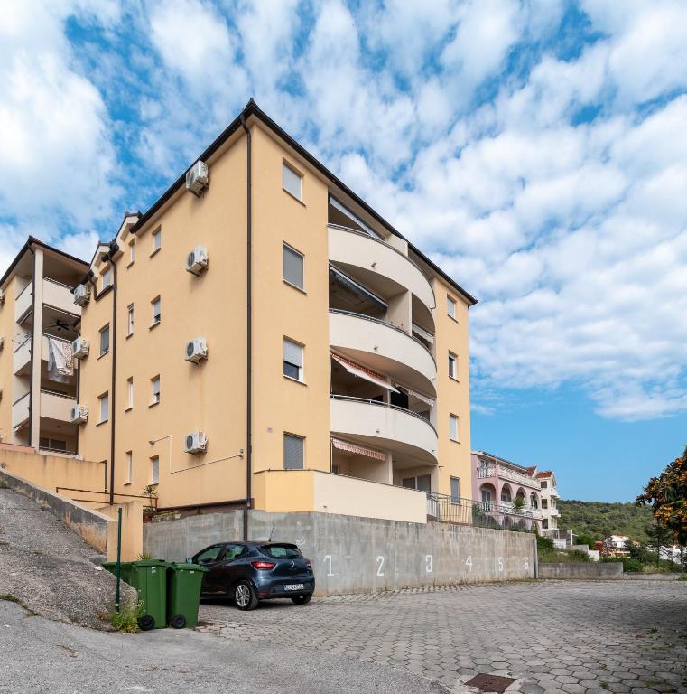 Apartments with parking space Trogir - 21795