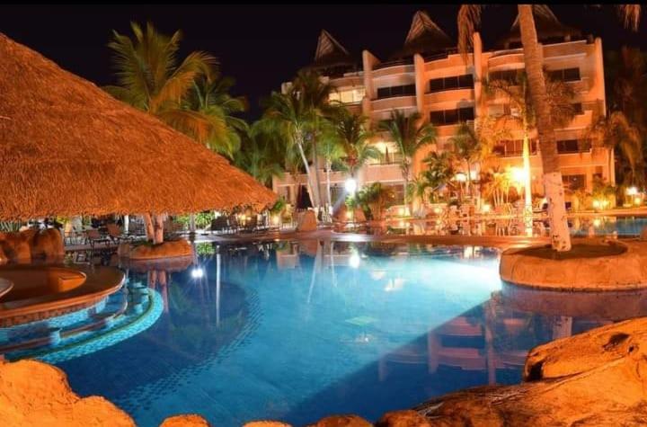 สระว่ายน้ำที่อยู่ใกล้ ๆ หรือใน Exclusivo Depto en Son Vida, Acapulco Diamante.