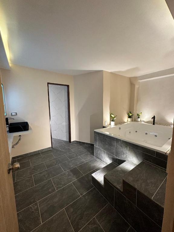 Fotografie z fotogalerie ubytování HOTEL BALI AT POBLADO v destinaci Medellín