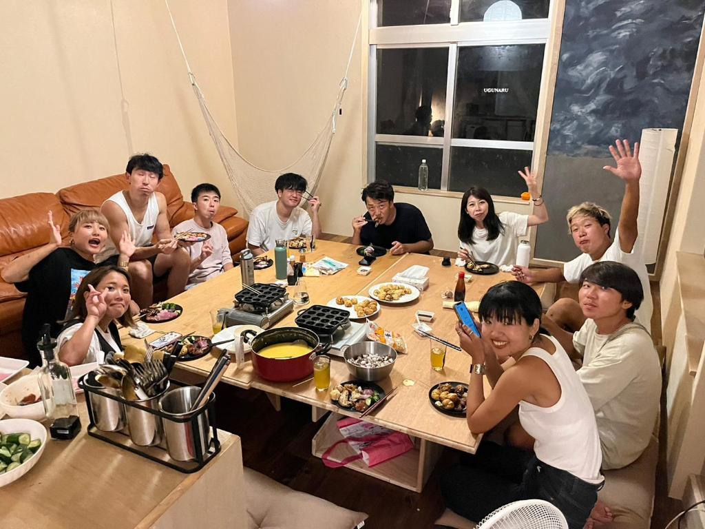Hosté ubytování 交流型ゲストハウス伊良部ジャーニーインIrabu Joureny INN#毎日みんなで夕食会#ゲストさんは20-30代が中心#海徒歩1分#空港車で5分#本格フィンランドサウナ付き#海と星と夕日が見える屋上あり
