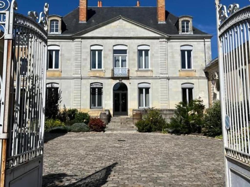 Chambres d'hôtes rénovées avec piscine, cœur de ville, proche zoo et Prytanée, petit déj inclus - FR-1-410-418 - Housity