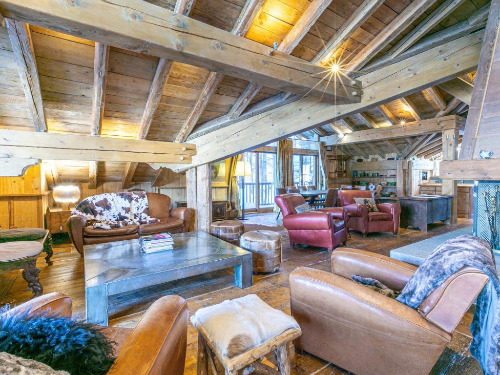 a living room with leather furniture in a log cabin at Appartement Val-d'Isère, 5 pièces, 10 personnes - FR-1-694-334 in Val-d'Isère