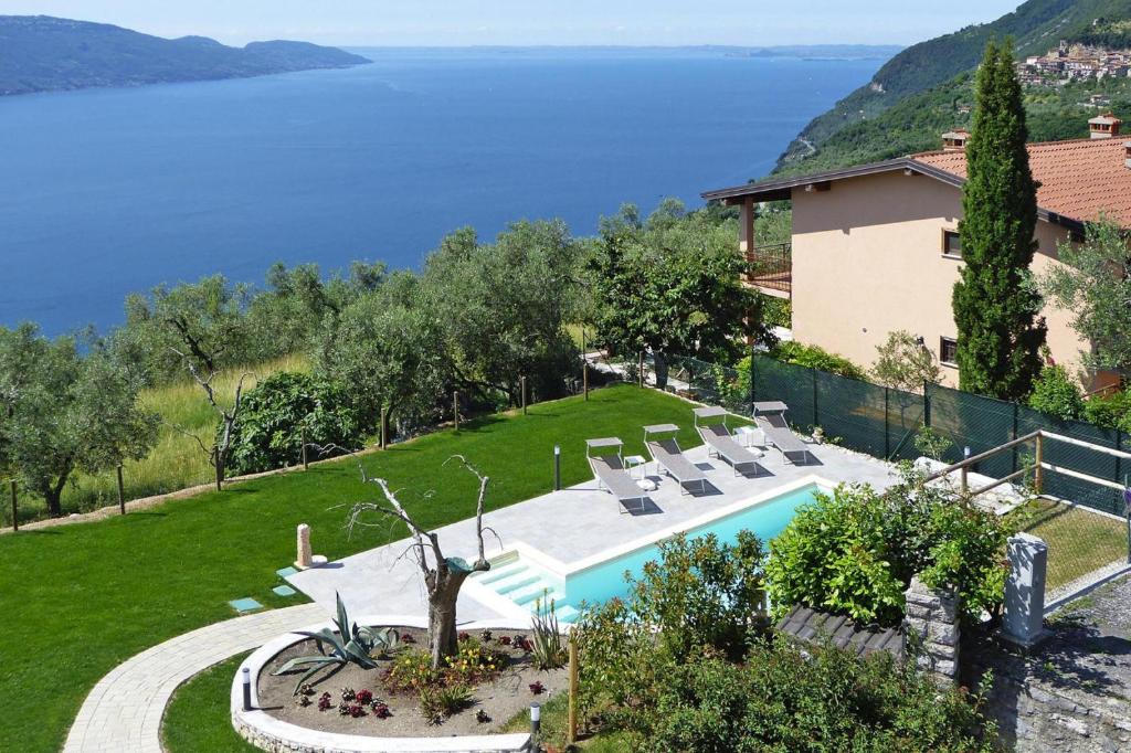 Cette villa dispose d'une piscine et offre une vue sur l'eau. dans l'établissement Apartment in Tignale with Lake Garda Views, à Tignale