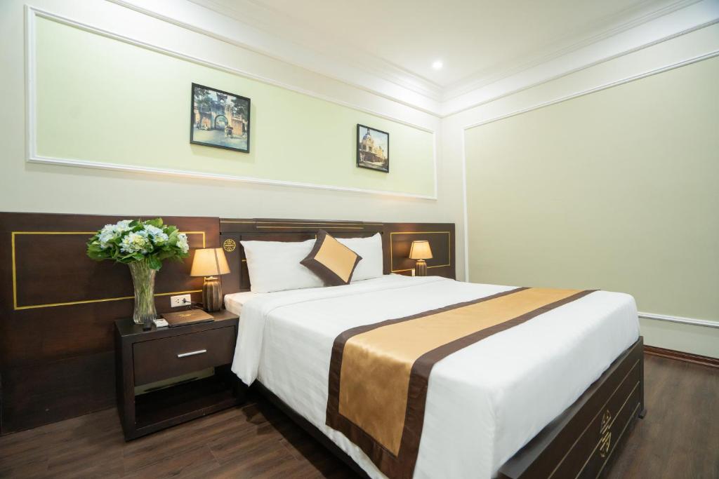 Postel nebo postele na pokoji v ubytování Ha Noi Lake View Hotel & Travel