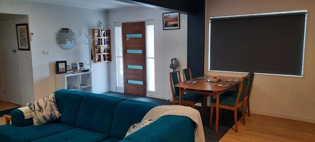 Posezení v ubytování GOLDFIELDS STUDIO APARTMENT, Beaconsfield - Fully Self-contained, air-conditioning