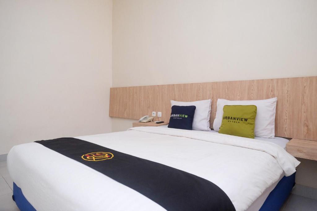 Urbanview Hotel DJ Inn Tegal - Superior Double Room