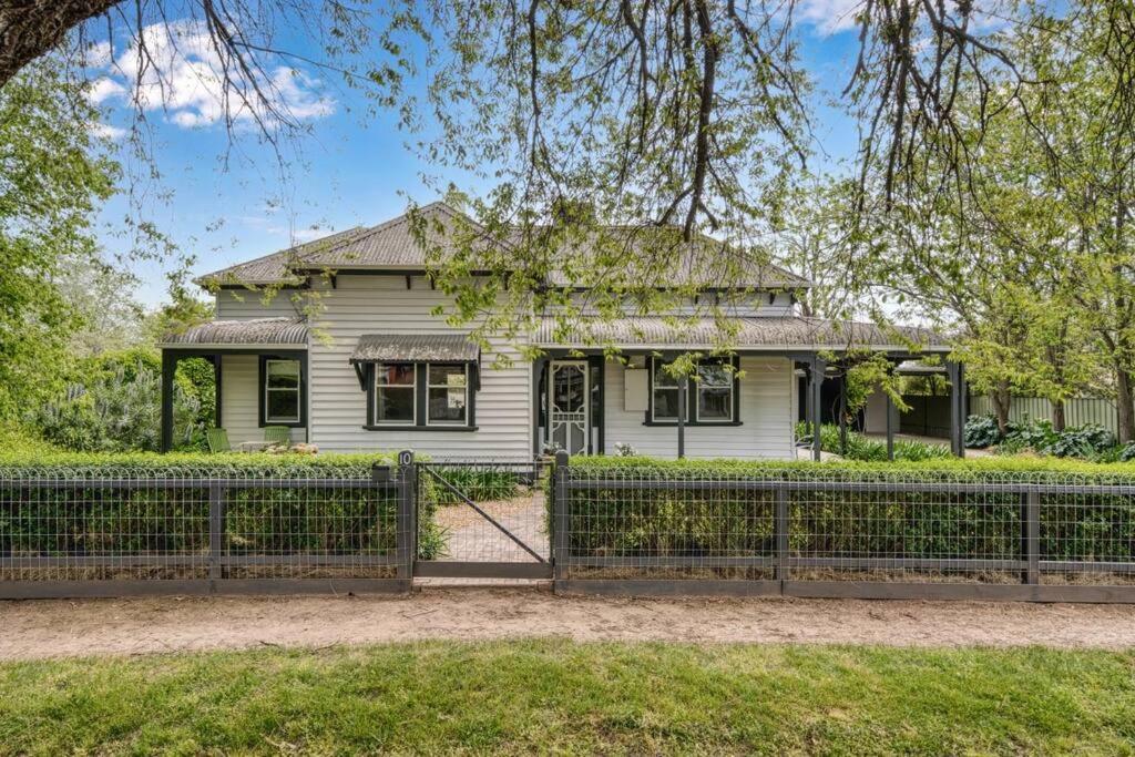 Elm Cottage, Benalla (updated prices 2024)