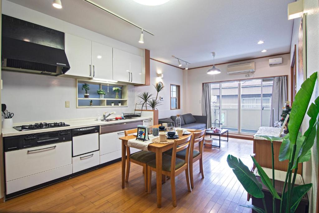 cocina y sala de estar con mesa y comedor en 五卧室别墅 毗邻大阪城公园 en Osaka