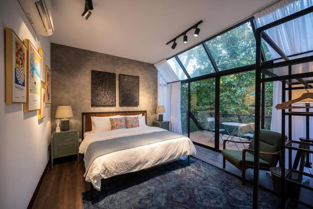 Voodi või voodid majutusasutuse The Estate Hulu Rening - Private Retreat Cabin toas